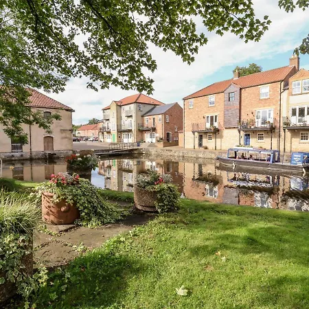 Through The Looking Glass 펜션 *