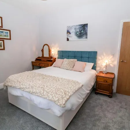 Through The Looking Glass 펜션