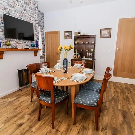 Through The Looking Glass 펜션 리펀