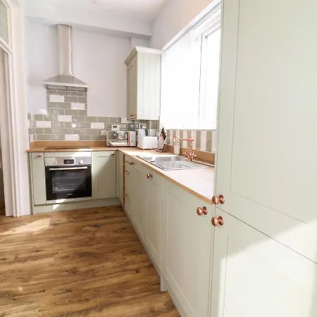 Through The Looking Glass 리펀