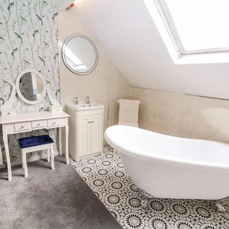 Through The Looking Glass 펜션